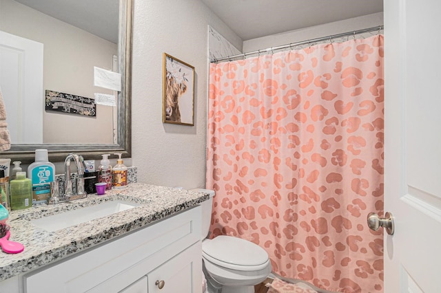 full bathroom featuring vanity, toilet, and a shower with curtain