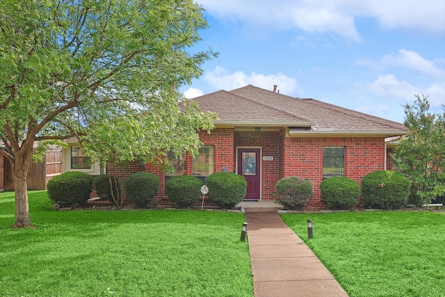 view of front of home featuring a front yard