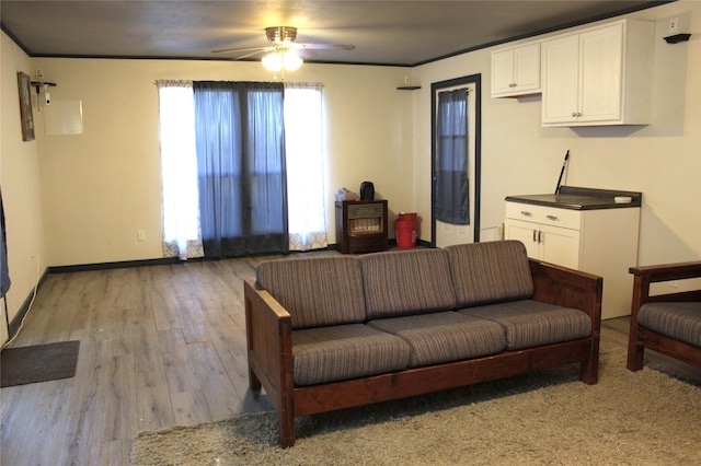 living room featuring crown molding, ceiling fan, a healthy amount of sunlight, and light hardwood / wood-style floors