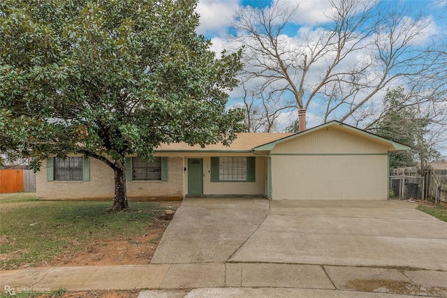 ranch-style house featuring a front yard