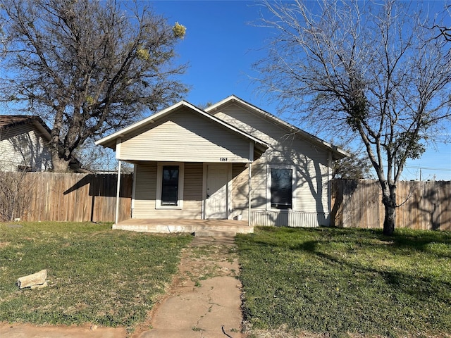 bungalow featuring a front lawn