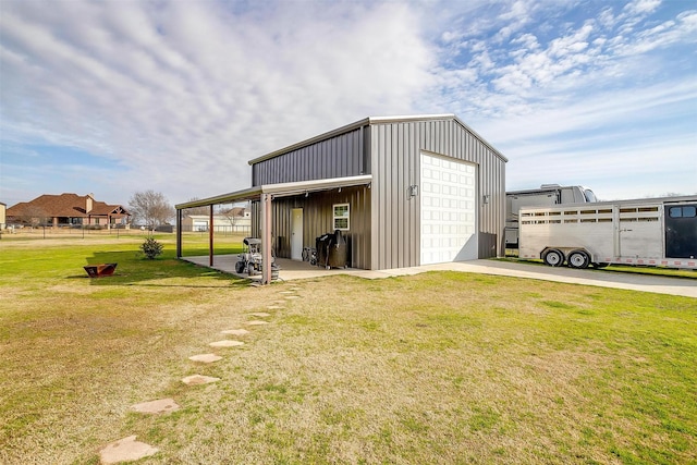 view of outdoor structure featuring a garage and a yard