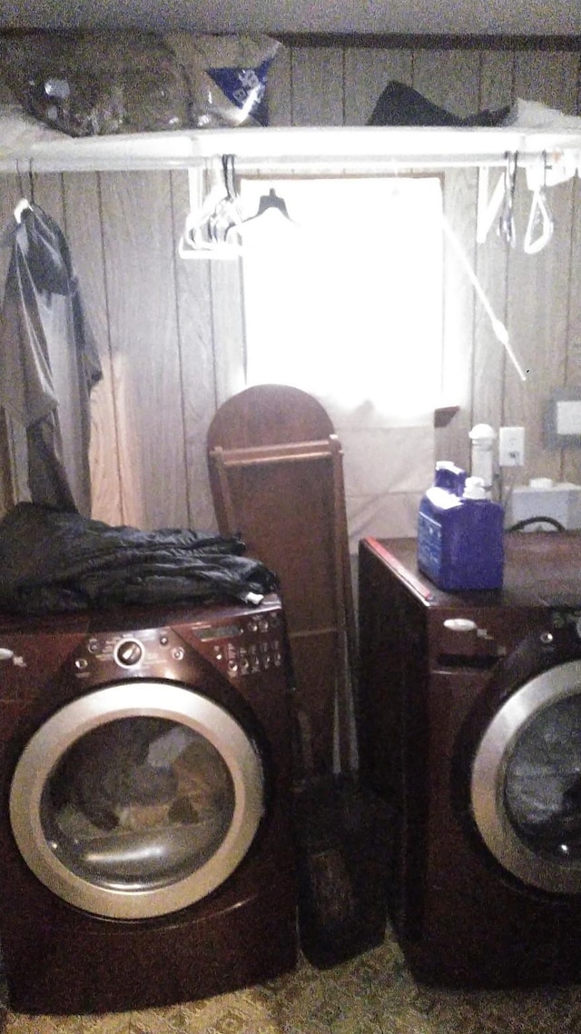 laundry area featuring washer / dryer