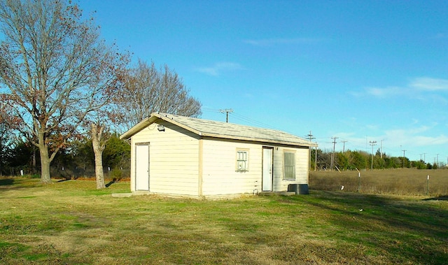 view of outdoor structure featuring an outbuilding