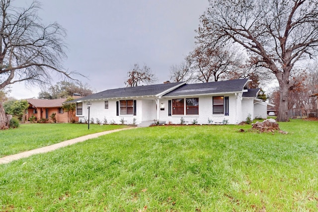 single story home with a front yard