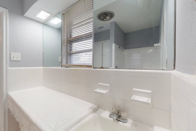 bathroom featuring sink