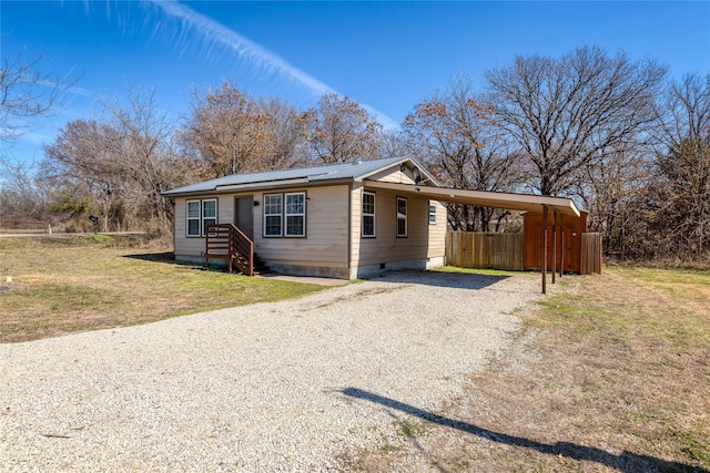 view of front of home featuring a front yard and a carport