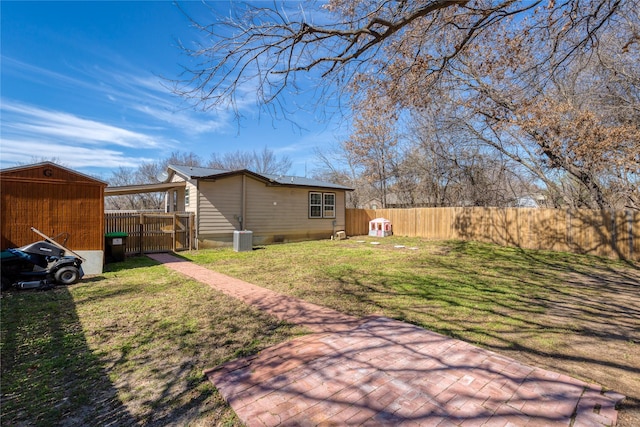 view of yard with cooling unit and a storage unit