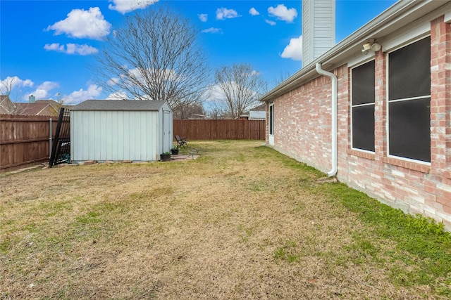 view of yard featuring a storage shed