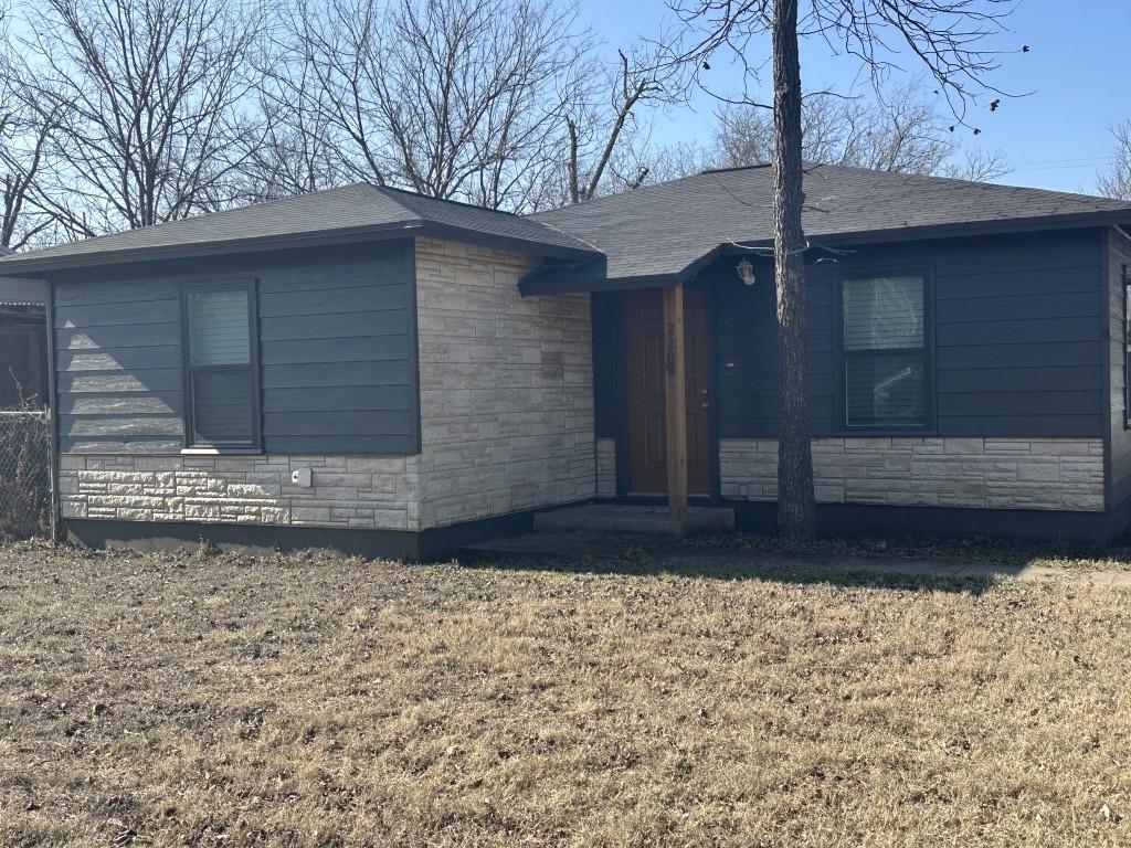 ranch-style house with a front yard