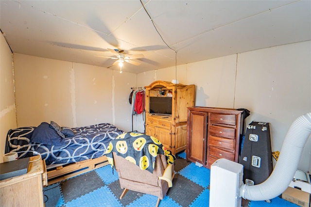 bedroom featuring ceiling fan