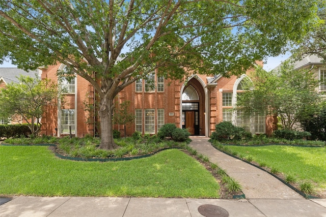 view of front of house with a front yard