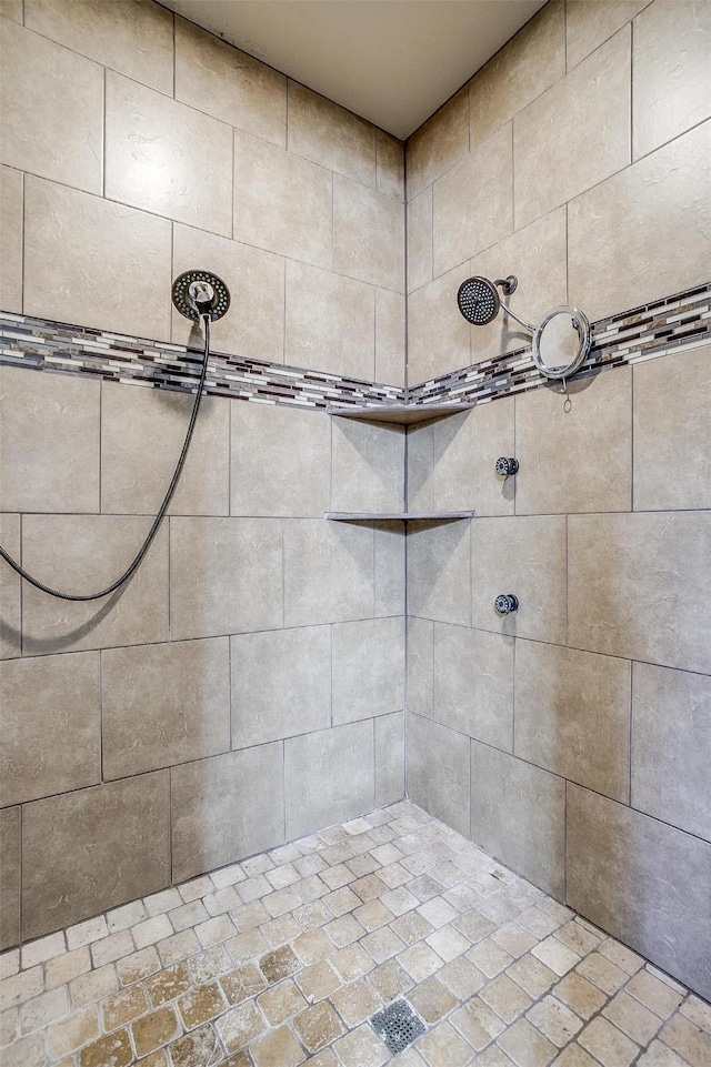 details featuring tiled shower