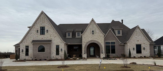 view of front of house with a front yard