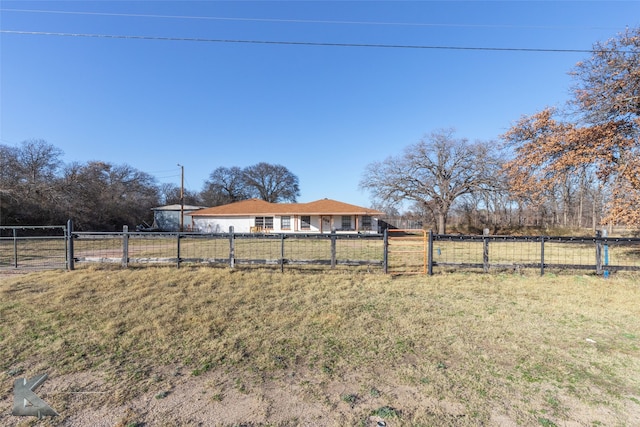 view of yard featuring a rural view