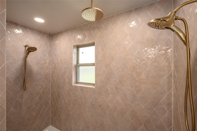 bathroom featuring a tile shower
