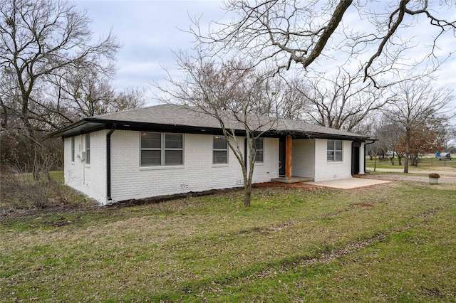 view of front of home featuring a patio and a front yard