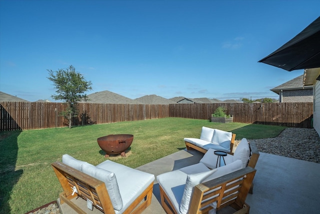 view of yard with an outdoor hangout area and a patio area