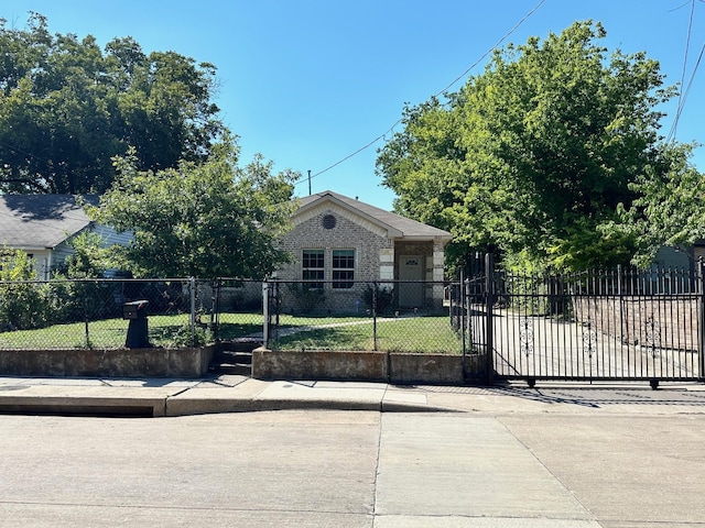 view of front of property featuring a front lawn