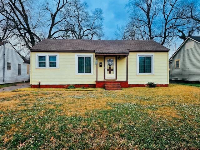 view of front facade with a front yard