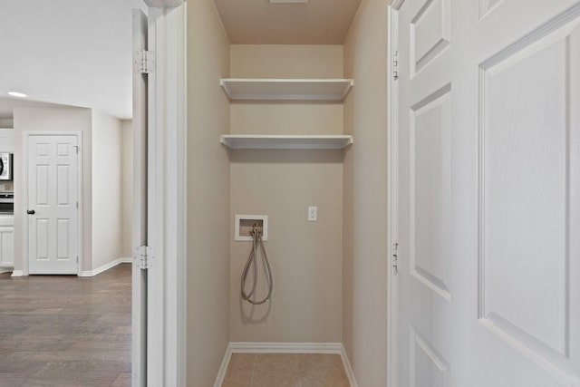 laundry room featuring baseboards and hookup for a washing machine