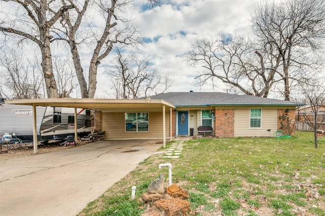 view of front of home with a carport and a front lawn