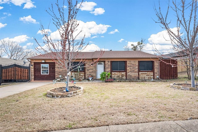 ranch-style home featuring a front lawn