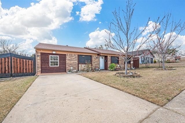 single story home with a front yard