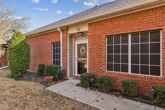 property entrance featuring a yard