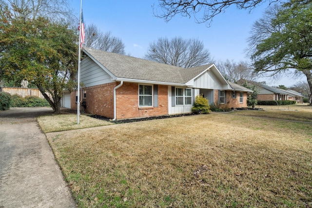 view of front of property featuring a front lawn