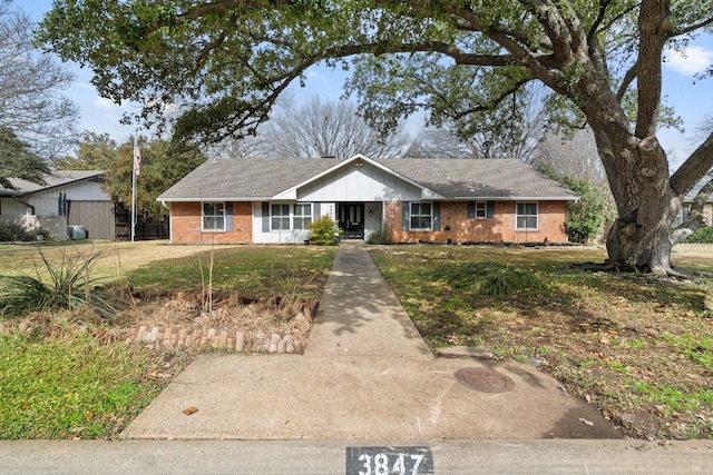 ranch-style house featuring a front yard