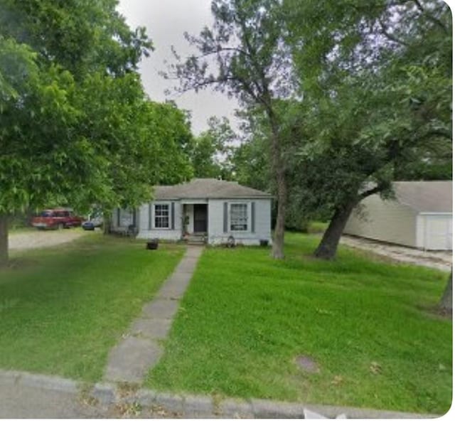 view of front of home with a front yard