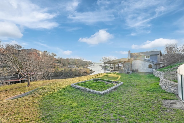 view of yard featuring a water view