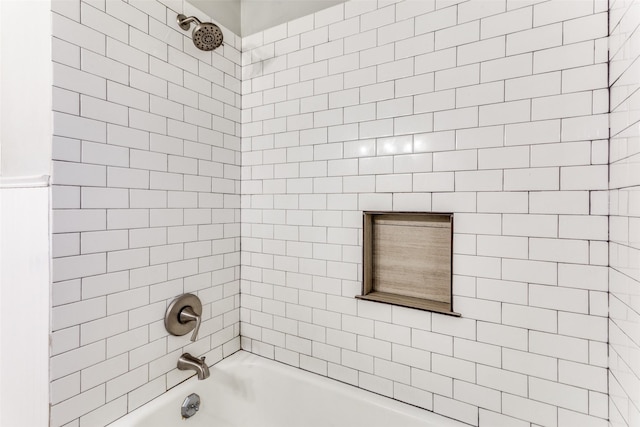 bathroom with tiled shower / bath