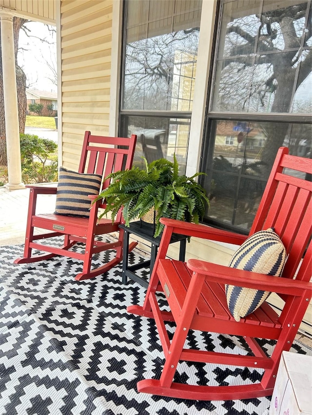 balcony featuring covered porch