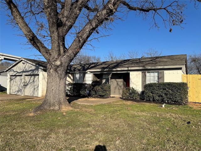 view of front of house featuring a front lawn and a garage