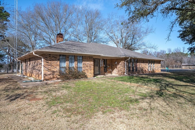 view of front facade featuring a front yard