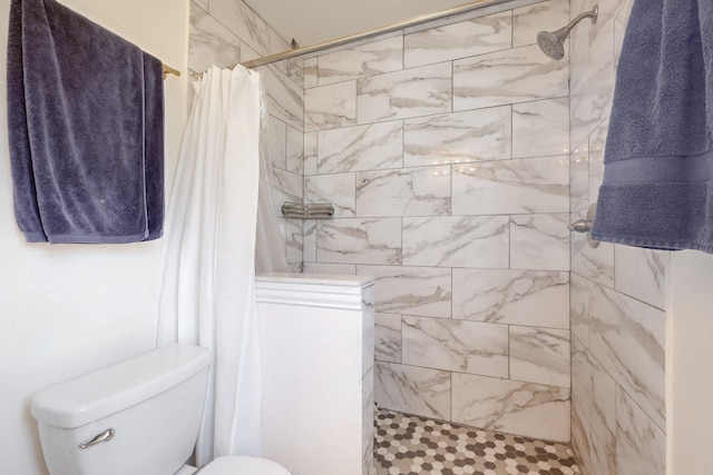 bathroom with toilet and a shower with shower curtain