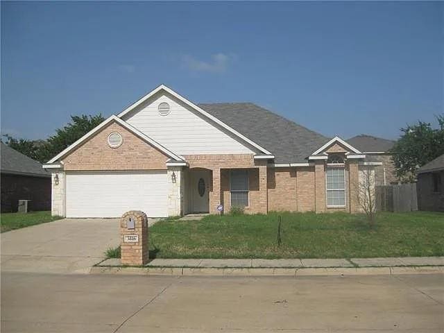 view of front facade featuring a garage and a front lawn