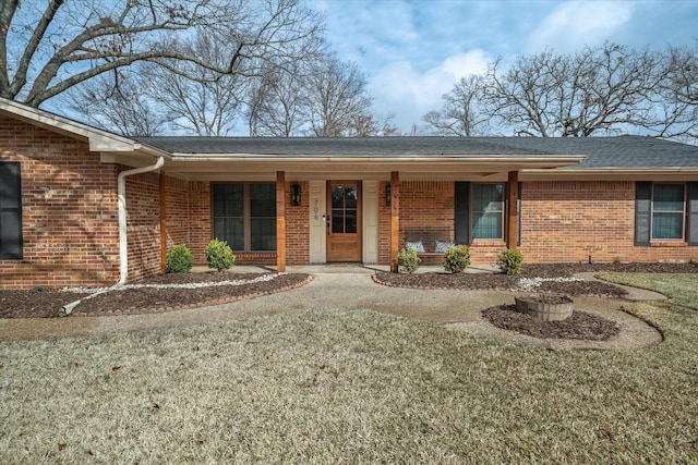 view of front of house featuring covered porch and a front yard