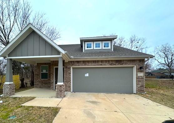 craftsman house with a garage