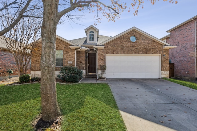 view of front facade featuring a garage and a front yard