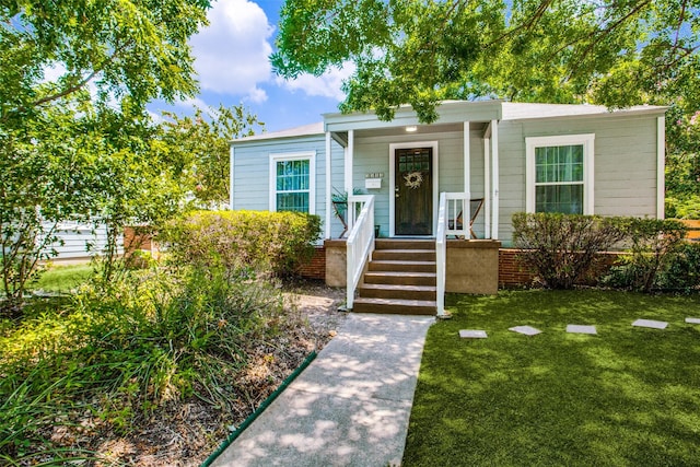 view of front facade featuring a front lawn