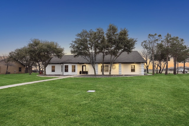 view of front of property featuring a yard