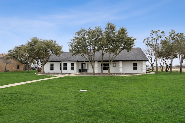 view of front of property featuring a front yard