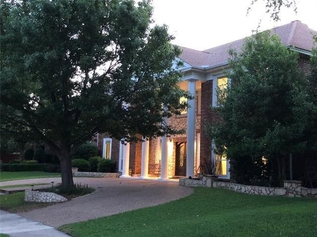 view of front of house featuring a front yard