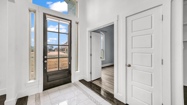 entryway featuring baseboards