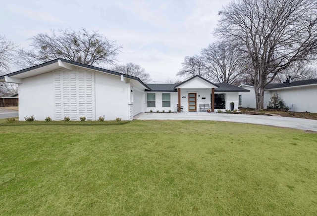 view of front of property with a front lawn