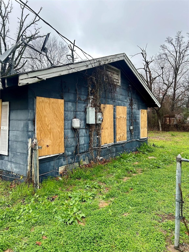 view of side of property featuring a lawn