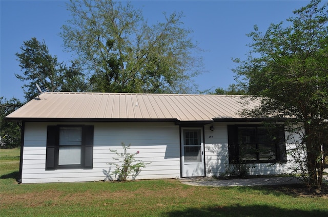 single story home with a front yard